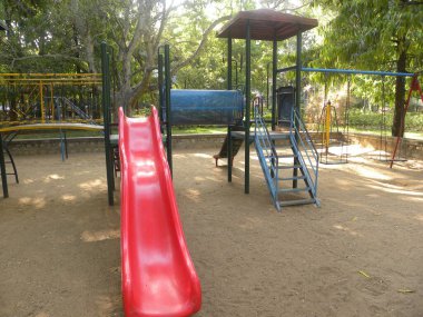 Çocuklar için halk parkında kırmızı renk slaytı