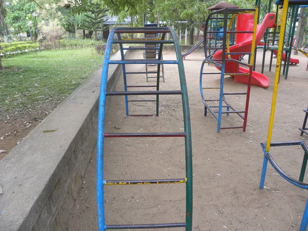 儿童游乐场的攀爬架设备 — 图库照片