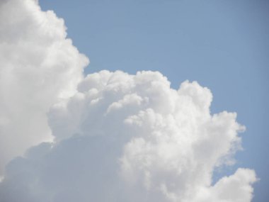 Beyaz bulutlar ve mavi gökyüzü arkaplanı