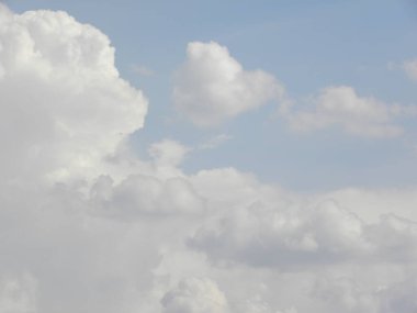 Beyaz bulutlar ve mavi gökyüzü arkaplanı