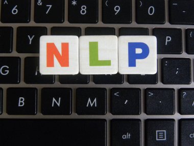 Klavye arka planında kısaltma NLP (Doğal Dil İşleme)