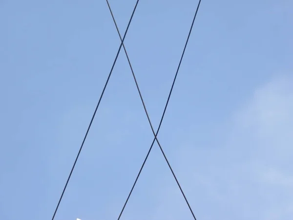 Elektrische Kabel Auf Blauem Himmel Hintergrund — Stockfoto