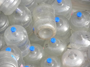 Bir sürü plastik su şişesi.
