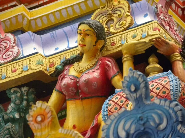 Πολύχρωμο Πέτρινο Άγαλμα Γυναίκας Παραδοσιακή Μπλούζα Στους Τοίχους Του Ναού — Φωτογραφία Αρχείου