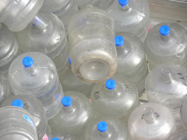 Sok Műanyag Csomagolt Ivóvíz Palack — Stock Fotó
