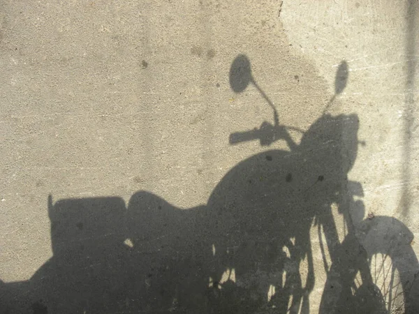 Schatten Des Auf Der Straße Geparkten Motorrads — Stockfoto