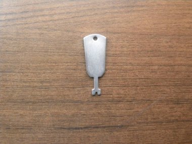 Çantanın anahtarı ahşap masada duruyordu.