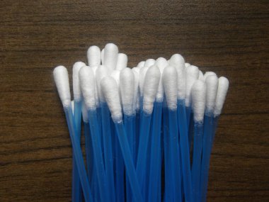 Beyaz ve mavi renkli plastik pamuklu çubuklar