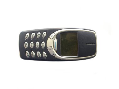 Beyaz arkaplanda tuş takımı olan eski gri renkli cep telefonu