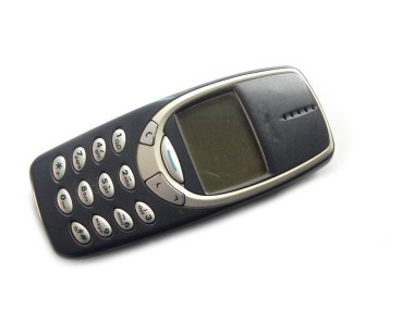 Beyaz arkaplanda tuş takımı olan eski gri renkli cep telefonu