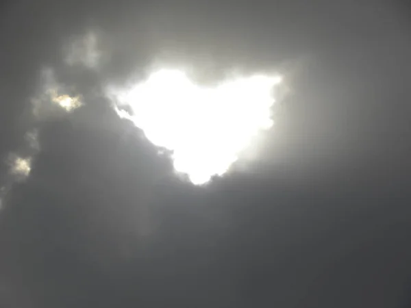 Coração Forma Sol Atrás Nuvens Cor Cinza Escuro Com Raios — Fotografia de Stock