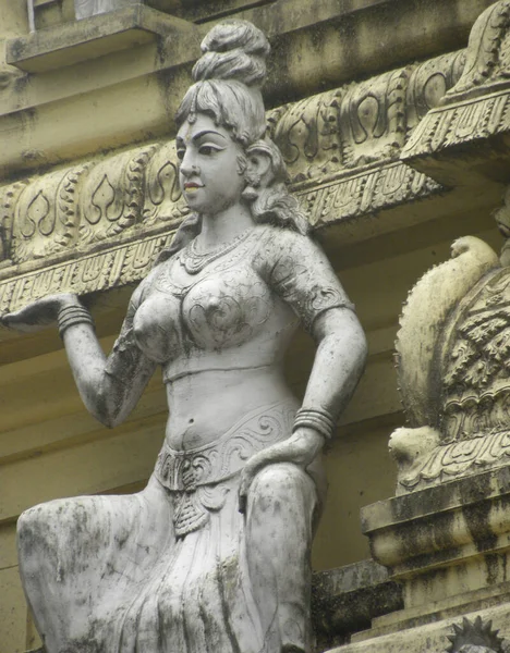 ナンディ ブル寺院の壁にヒンズー教の女性の神の石の浅浮彫 — ストック写真