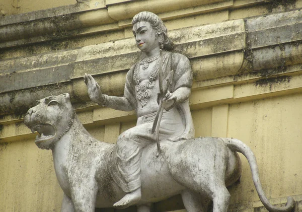 Baixo Relevo Pedra Divindade Masculina Hindu Sentado Leão Nas Paredes — Fotografia de Stock