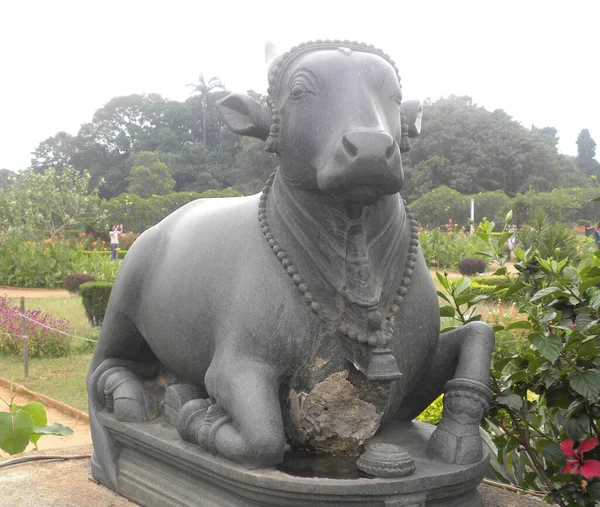バンガロール宮殿でナンディ牛の大きな黒い色の石の像 — ストック写真