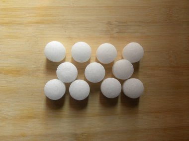 Ahşap arka planda küçük beyaz Naftalin naftalin topları