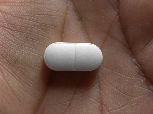 Malá Podlouhlá Bílá Medicína Pilulka Dlani Ruky — Stock fotografie