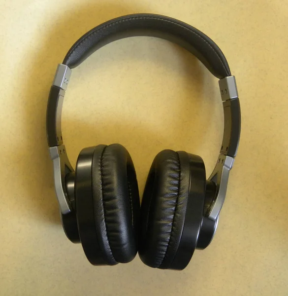 耳のヘッドフォンの上に大きな黒い色 — ストック写真