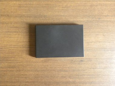 Siyah harici sabit disk sürücüsü tahta masada tutulur