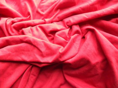 Kırışıklıkları olan parlak kırmızı pamuklu kumaş