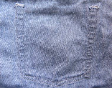 Açık mavi renkli kotun arka tarafındaki yamalı cebin dikişleri.
