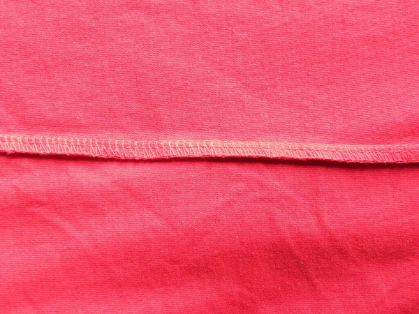 赤い色の綿の生地にオーバーロックステッチ — ストック写真