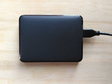 USB kablosuna bağlı siyah harici sabit disk
