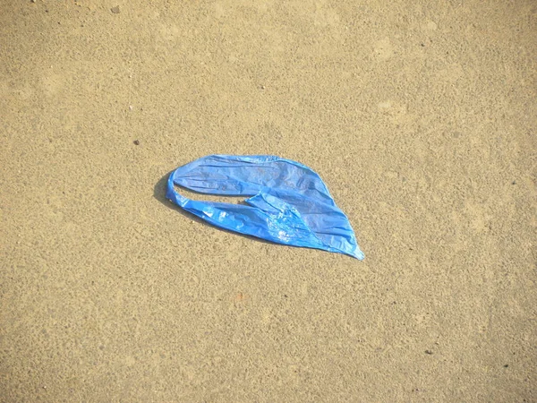 Голубой Разорванный Пластиковый Пакет Коричневой Дороге — стоковое фото