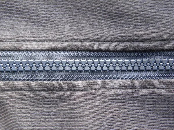 グレーの綿のスウェットシャツジャケット上の閉じたジッパー — ストック写真