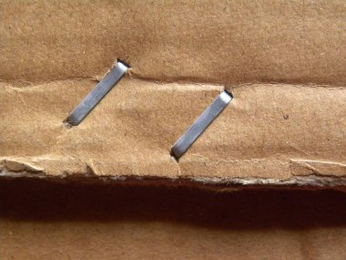 Kahverengi karton kutunun ön tarafındaki zımbalar.