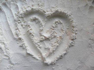 Kalp şeklinde beyaz buğday unu tozu.