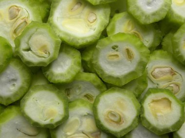 Yeşil ve beyaz kesim kabak derisi olmayan acı sebze