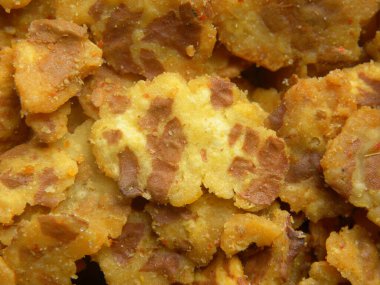 Sarı ve kahverengi Chana Jor Garam Hint yemeği