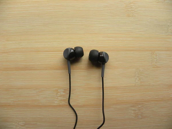 Μαύρο Χρώμα Στο Αυτί Ακουστικά Ξύλινο Τραπέζι — Φωτογραφία Αρχείου