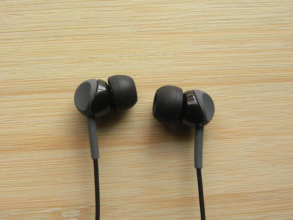 Schwarze Ear Kopfhörer Auf Holztisch — Stockfoto