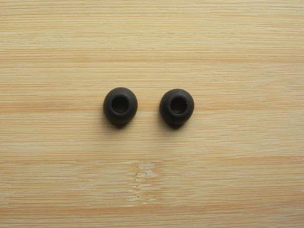 Paar Schwarze Kopfhörerpolster Aus Ear Kopfhörern Auf Holztisch Aufbewahrt — Stockfoto