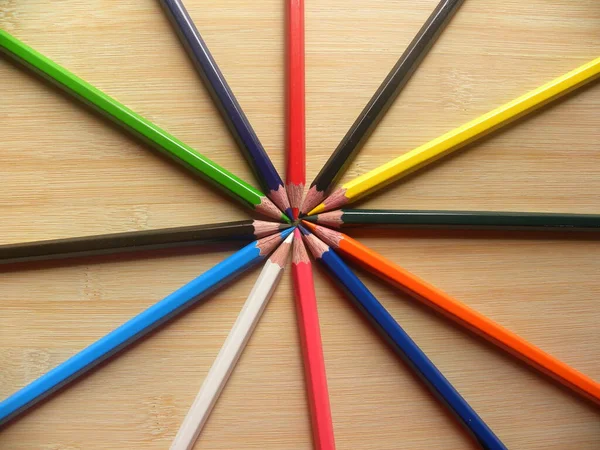 Nombreux Crayons Couleur Disposés Cercle Maintenus Sur Une Table Bois — Photo