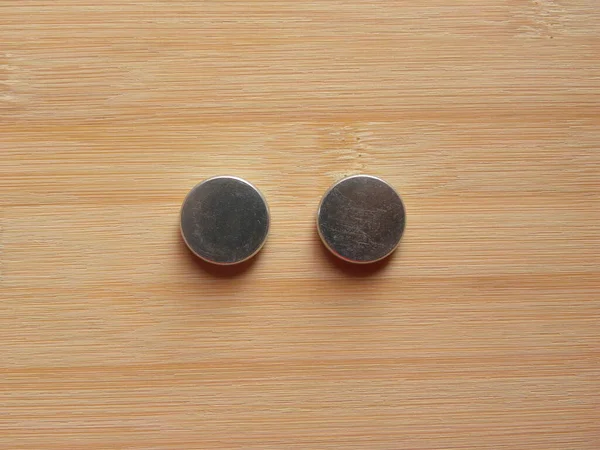 Rückseite Von Kleinen Silberfarbenen Runden Internen Magneten Über Dem Ohr — Stockfoto
