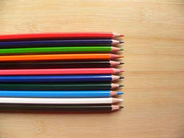 Nombreux Crayons Couleur Conservés Sur Une Table Bois — Photo