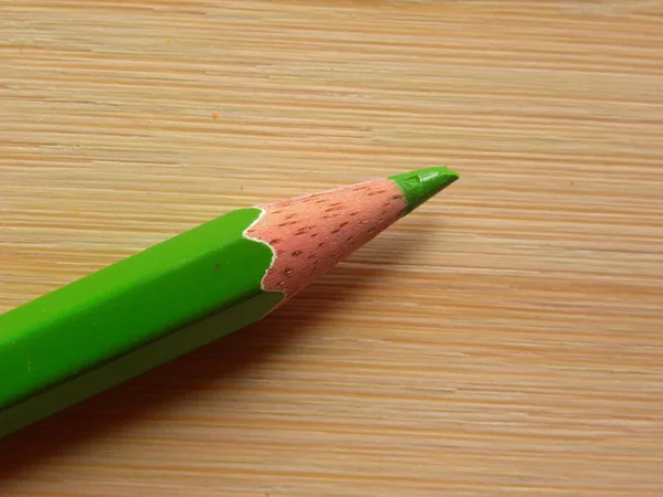 Grüner Farbstift Auf Holztisch Aufbewahrt — Stockfoto