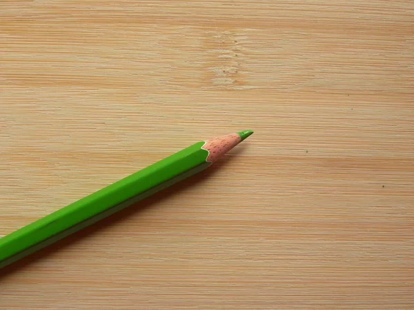 Grüner Farbstift Auf Holztisch Aufbewahrt — Stockfoto