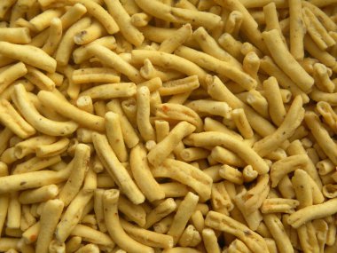 Sarı renkli kızarmış Ratlami sev baharatlı Hint aperatifi nohuttan yapılır.