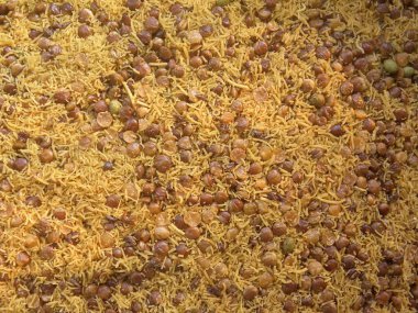 Sarı ve kahverengi renkte yağda kızartılmış dalmoth sev Hint baharatlı aperatifi Masoor dalından yapılmıştır.