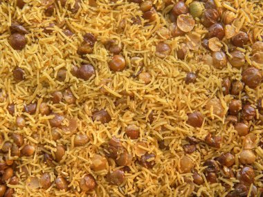 Sarı ve kahverengi renkte yağda kızartılmış dalmoth sev Hint baharatlı aperatifi Masoor dalından yapılmıştır.