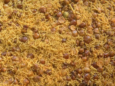 Sarı ve kahverengi renkte yağda kızartılmış dalmoth sev Hint baharatlı aperatifi Masoor dalından yapılmıştır.