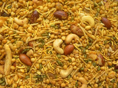 Hint baharatlı Namkeen karışımı ve kızarmış kaju ve badem.