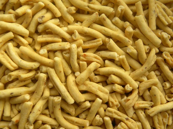 Sarı renkli kızarmış Ratlami sev baharatlı Hint aperatifi nohuttan yapılır.