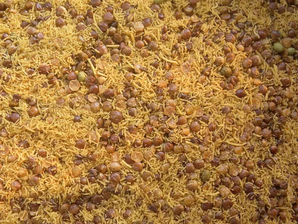 Sarı ve kahverengi renkte yağda kızartılmış dalmoth sev Hint baharatlı aperatifi Masoor dalından yapılmıştır.