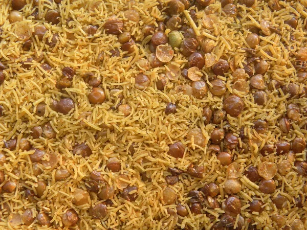 Sarı ve kahverengi renkte yağda kızartılmış dalmoth sev Hint baharatlı aperatifi Masoor dalından yapılmıştır.