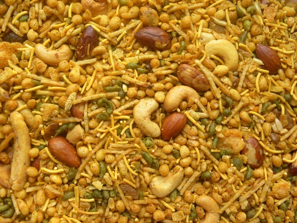 Hint baharatlı Namkeen karışımı ve kızarmış kaju ve badem.