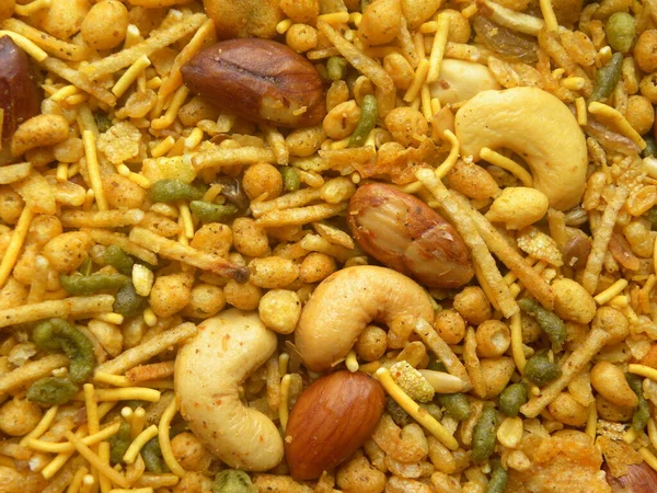 Hint baharatlı Namkeen karışımı ve kızarmış kaju ve badem.